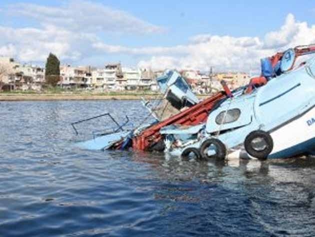 Üzerine Vinç Düşen Tekne Parçalandı