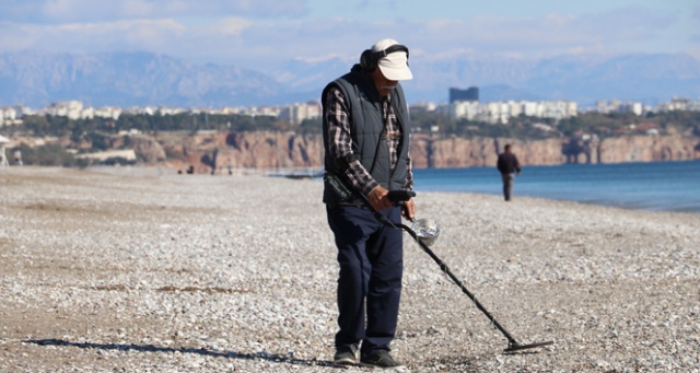 Antalya Sahilleri Boşaldı, Define Avcıları Değerli Eşya Aramaya Başladı