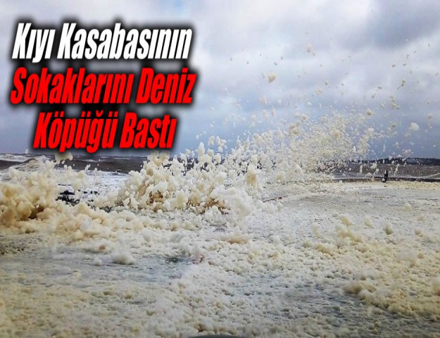 Kıyı Kasabasının Sokaklarını Deniz Köpüğü Bastı