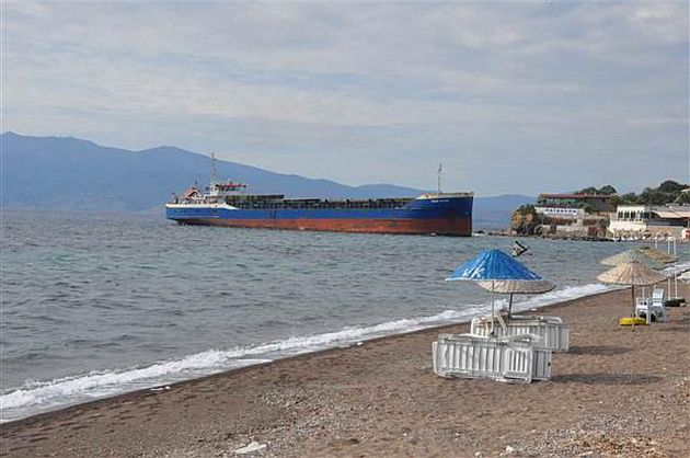 Yük gemisi karaya oturdu