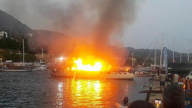 Limandaki tekne yanarak kül oldu