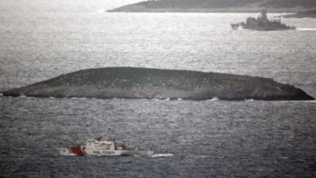 Kardak'ta sıcak saatler! Türk botu, Yunan gemisini engelledi