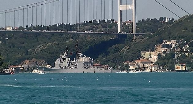 ABD savaş gemisi İstanbul Boğazından geçti