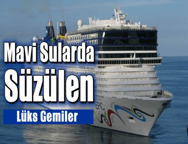 Mavi Sularda Süzülen Lüks Gemiler