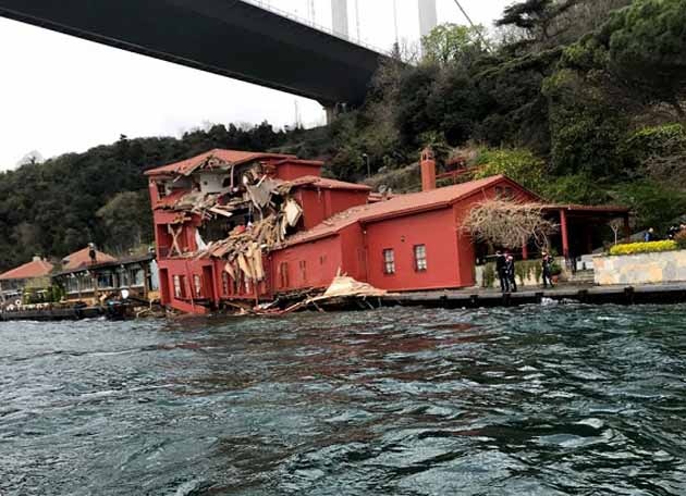 Gemi İstanbul Boğazı'ndaki Yalıya Çarptı