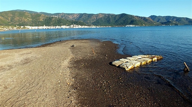 Marmaris'te deniz 10 metre çekildi