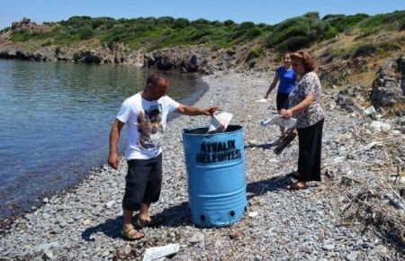 Ada'da İki Kamyon Dolusu Çöp Topladılar