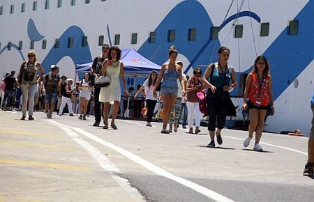 Alsancak'a turist yağdı