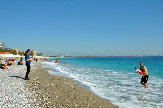 Doğu Anadolu'da Kar, Alanya'da Deniz Keyfi