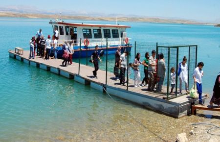 Atatürk Baraj Gölün'de Tekne Turları Başladı