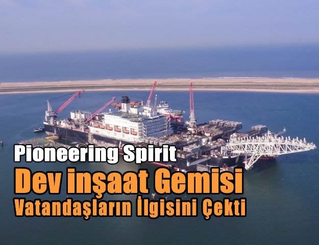 Dev inşaat gemisi vatandaşların ilgisini çekti