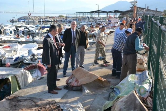 Gemlik'teki Balıkçı Barınağı Temizleniyor