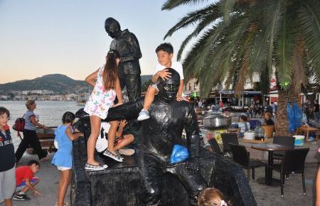 Balıkçı Heykeli Çocuk Parkına Döndü!