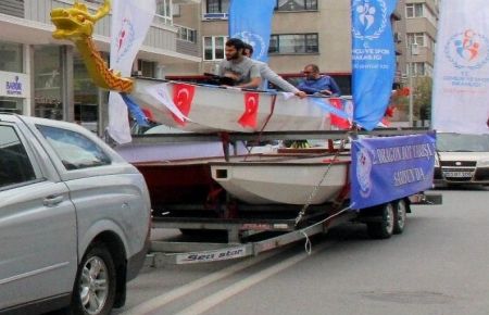 Caddelerden Tekne Geçti