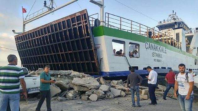 Çanakkale' feribotu manevra yaparken iskeleye çarptı