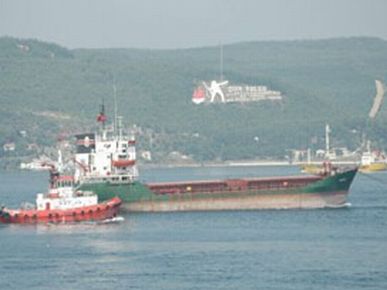 Çanakkale Boğazı'ndaki gemi römorkörle çekilerek kurtarıldı