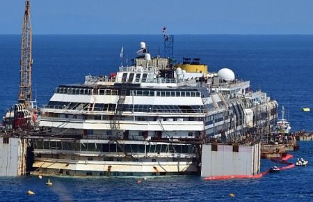 Costa Concordia?nın enkazı Cenova yolunda