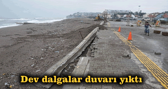 Dev dalgalar duvarı yıktı