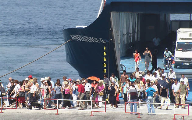 Dikili- Midilli arasında karşılıklı feribot seferleri başladı