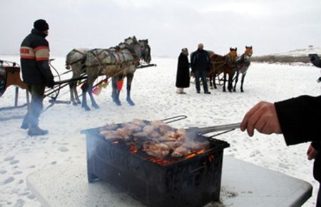 Donan gölde mangal keyfi yaptılar