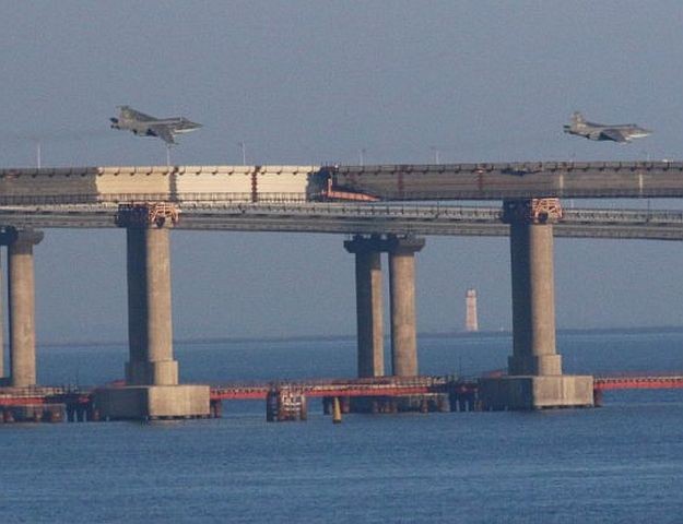 Karadeniz'de sıcak gece: Rusya Kerç Boğazı'nı gemi trafiğine tekrar açtı