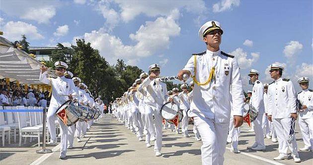 Denizcilik Fakültesi nde Mezuniyet Coşkusu