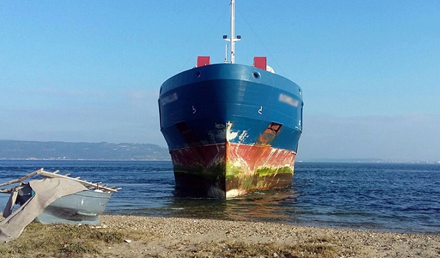 Yük gemisi boğazda karaya oturdu