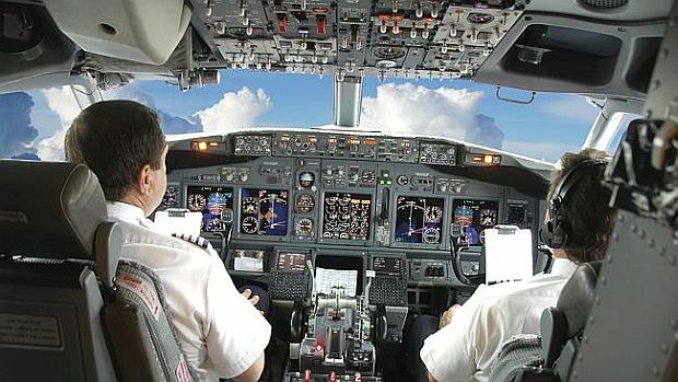 Pilot uçaktan gemiyi şikayet etti