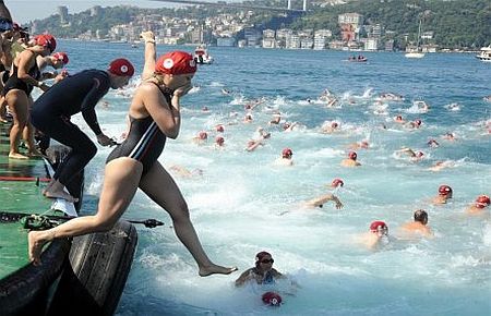 İstanbul Boğazı'nı yüzerek geçtiler