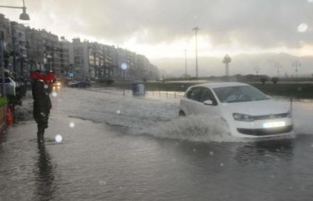 İzmir'de Deniz Taştı