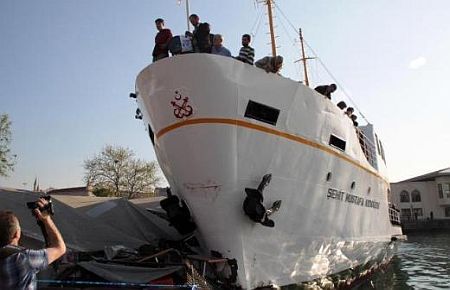 Kadıköy'de Vapur Kafeye Çarptı