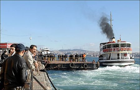 Karaköy iskelesindeki saatin altında bekle!