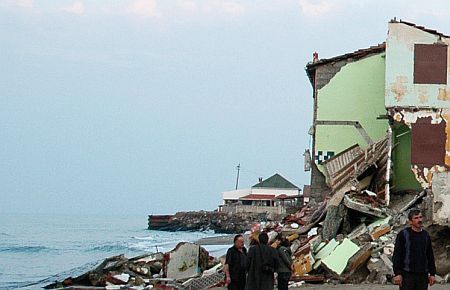 Kıyılarda Kaçak Yapıya Bir Ay Süre, Sonra Yıkım