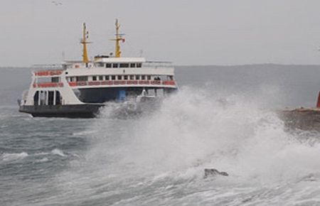 Marmara'da poyraz deniz ulaşımını aksatıyor