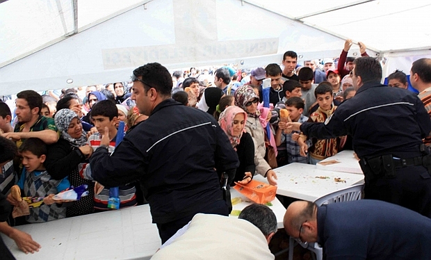 Hayırseverlerden ücretsiz balık ekmek