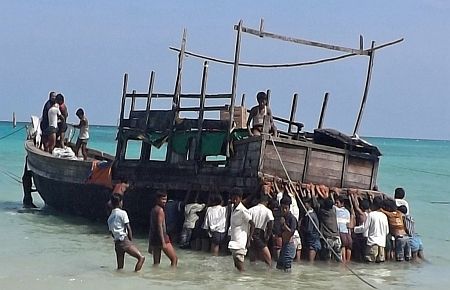 Myanmar'da Tekne Battı: 150 Kişi Kayıp