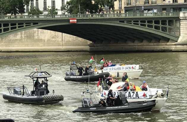 ''Gazze'ye Özgürlük Filosu'' Seine Nehri'nden geçti