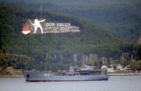 Rus Savaş Gemisi Boğazda Durduruldu