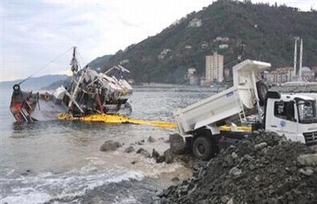 Tekneyi Kurtarmak İçin Denize Yol Yapılıyor