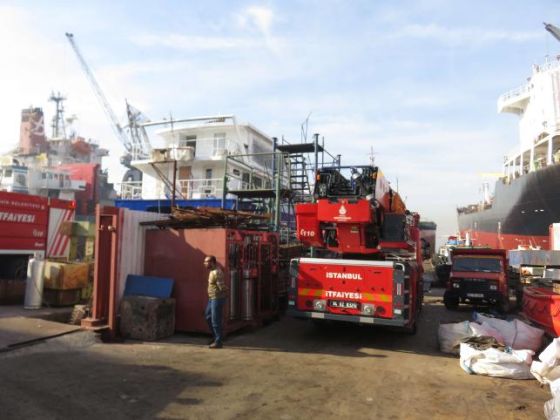 Tuzla'da Tershanedeki Bir Gemide Yangın Çıktı