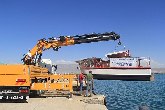 Van Gölünde deniz süpürgesiyle temizlik