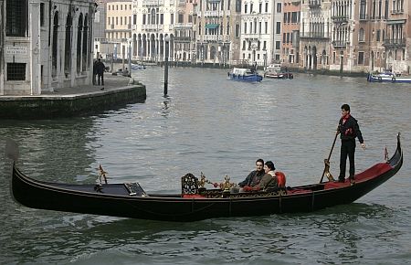 Venedik?te gondolculara serenad yasaklanacak