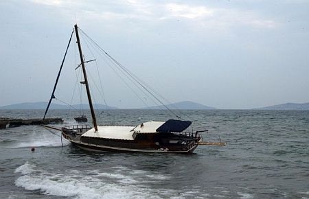 Halatı Kopan Yelkenli Tekne Yan Yattı