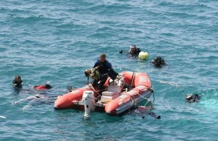 Yunan botunun çektiği mülteci teknesi battı