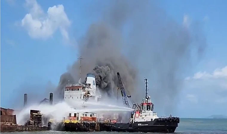 Gemi İspanya Limanı'nda Alev Aldı